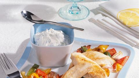 Hähnchenfilet mit Joghurt-Soße und Paprikagemüse Rezept - Foto: House of Food / Bauer Food Experts KG