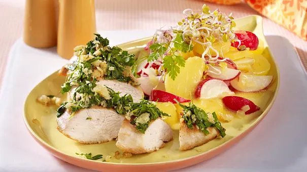 Hähnchenfilet mit Kräuterkruste und Kartoffel-Radieschensalat Rezept - Foto: LECKER @ Bauer Media Group