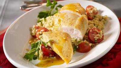Hähnchenfilet mit Orangensoße und Bulgur-Tomatensalat Rezept - Foto: LECKER @ Bauer Media Group