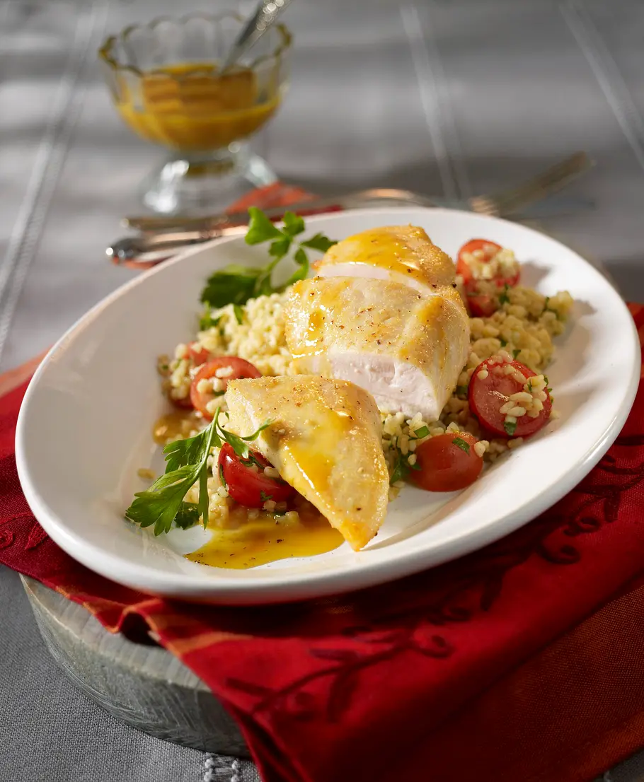 Hähnchenfilet mit Orangensoße und Bulgur-Tomatensalat Rezept Hähnchenfilet mit Orangensoße und Bulgur-Tomatensalat Rezept