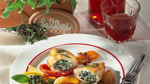 Hähnchenfilet mit Salbei-Füllung Rezept - Foto: House of Food / Bauer Food Experts KG
