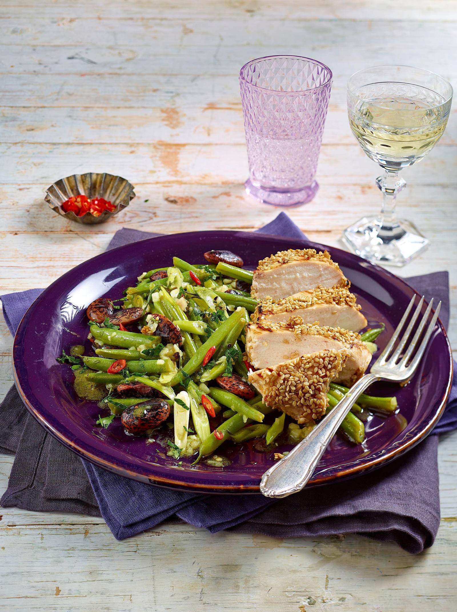 Hähnchenfilet mit Sesamkruste auf Bohnensalat Rezept | LECKER