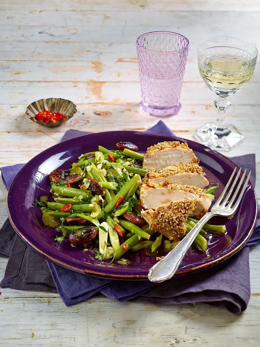 Hähnchenfilet mit Sesamkruste auf Bohnensalat Rezept Hähnchenfilet mit Sesamkruste auf Bohnensalat Rezept