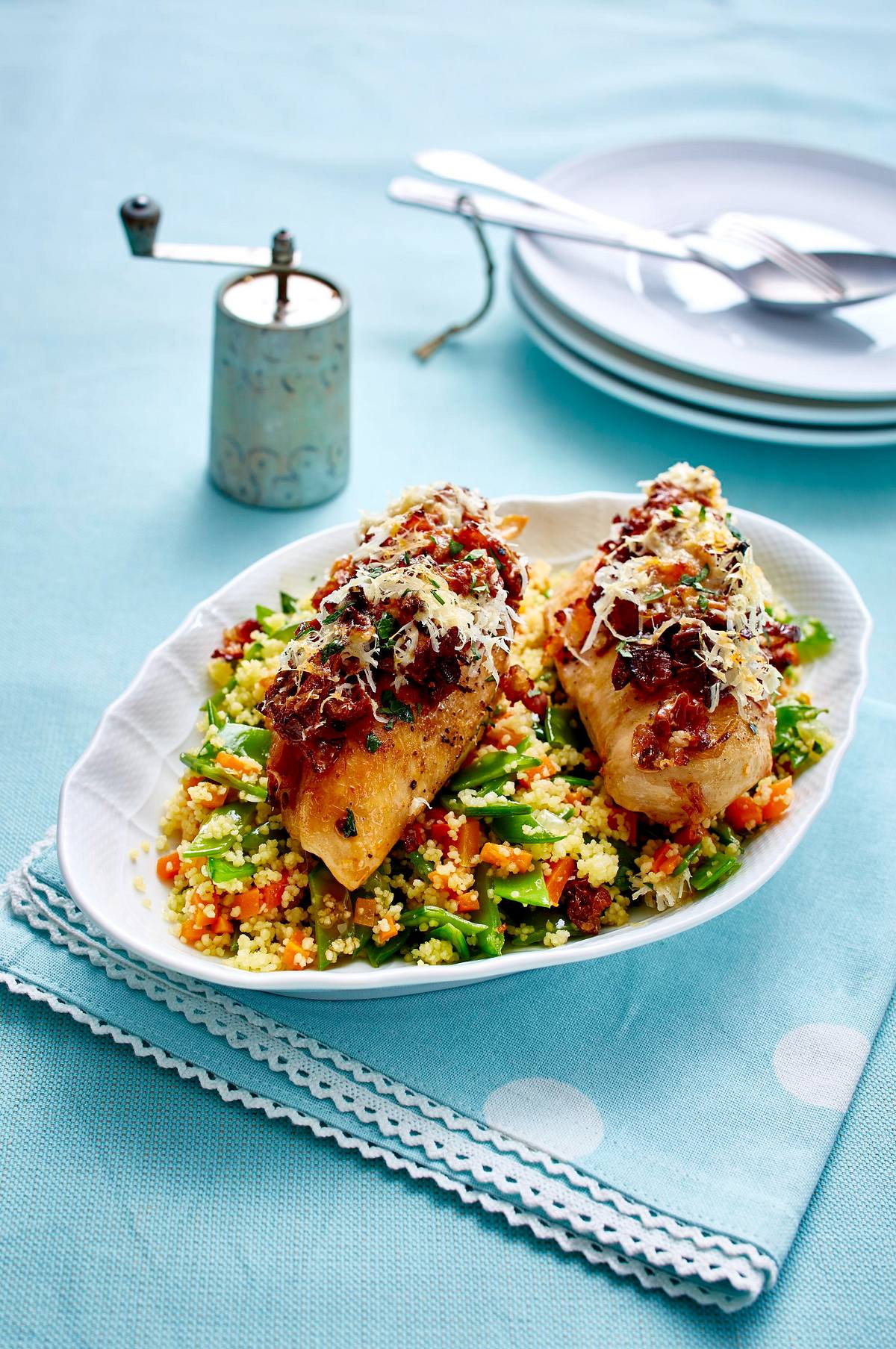 Hähnchenfilet mit Speck-Tomaten-Dattel-Kruste zu Möhren-Zuckerschoten-Couscous Rezept