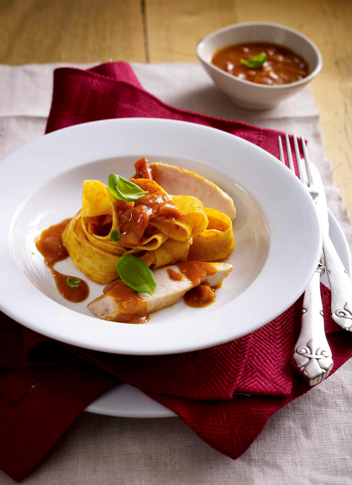 Hähnchenfilet mit Tomaten-Currysoße und Bandnudeln Rezept