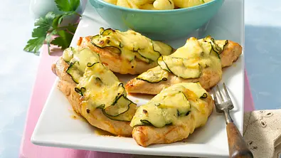 Hähnchenfilet mit Zucchini-Käse-Haube Rezept - Foto: LECKER @ Bauer Media Group
