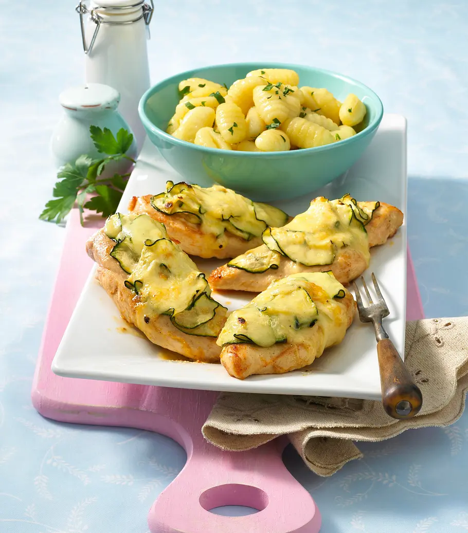 Hähnchenfilet mit Zucchini-Käse-Haube Rezept Hähnchenfilet mit Zucchini-Käse-Haube Rezept