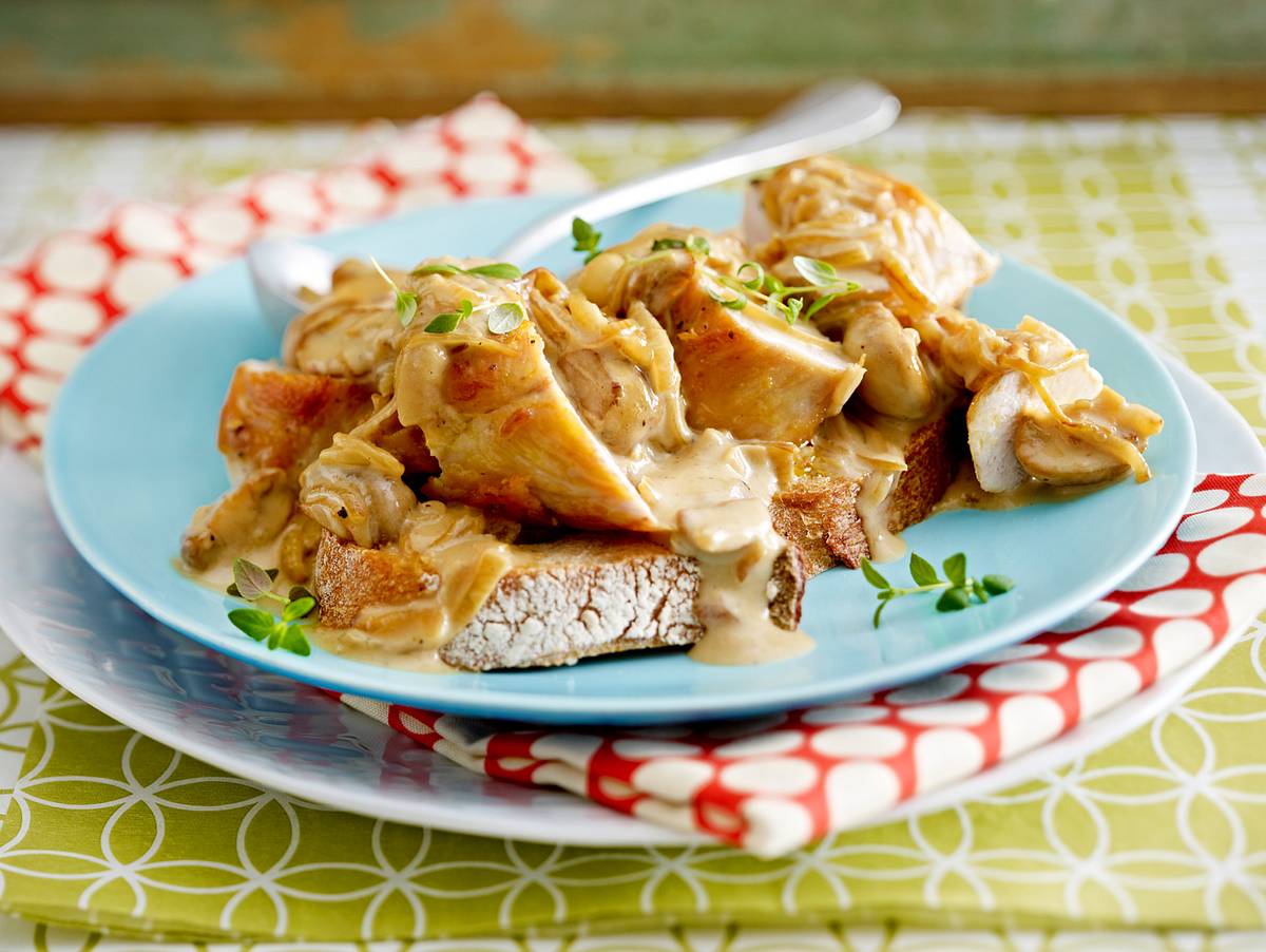 Hähnchenfilet mit Zwiebel-Pilz-Sahne Rezept