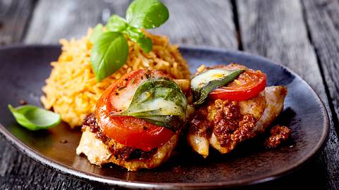 Hähnchenfilet Toskana mit Tomatenreis Rezept - Foto: House of Food / Bauer Food Experts KG