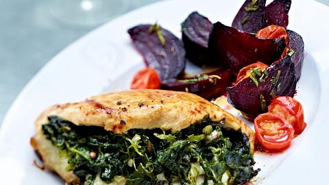 Hähnchenfilets mit Spinat-Dattel-Füllung Rezept - Foto: House of Food / Bauer Food Experts KG