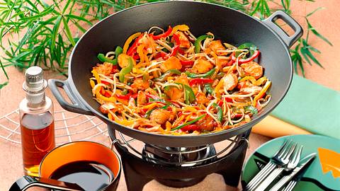 Hähnchenfleisch und knackiges Gemüse aus dem Wok Rezept - Foto: Klemme