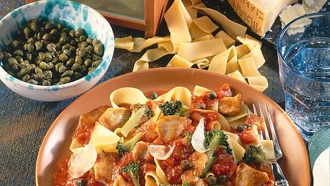 Hähnchengeschnetzeltes mit Bandnudeln Rezept - Foto: Horn