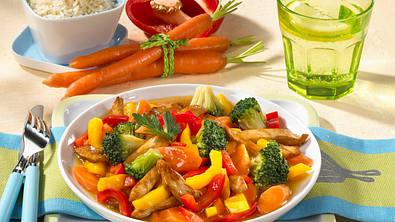 Hähnchengeschnetzeltes mit Broccoli, Möhren und Paprika Rezept - Foto: LECKER @ Bauer Media Group