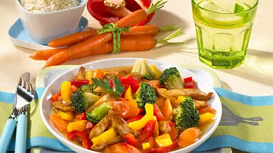Hähnchengeschnetzeltes mit Broccoli, Möhren und Paprika Rezept - Foto: LECKER @ Bauer Media Group