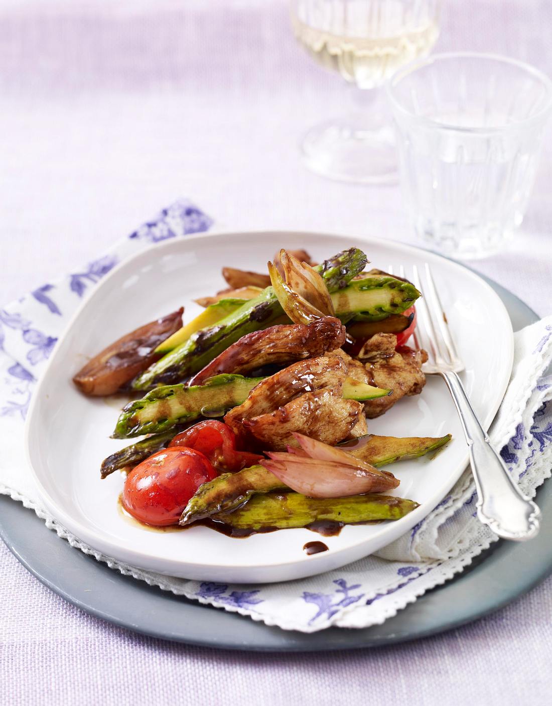 Hähnchengeschnetzeltes mit grünem Spargel und Kirschtomaten im Balsamicosud Rezept Hähnchengeschnetzeltes mit grünem Spargel und Kirschtomaten im Balsamicosud Rezept