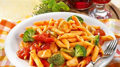 Hähnchengeschnetzeltes mit Nudeln Rezept - Foto: LECKER @ Bauer Media Group