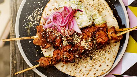 Hähnchenkebab mit Zucchinidip Rezept - Foto: House of Food / Bauer Food Experts KG