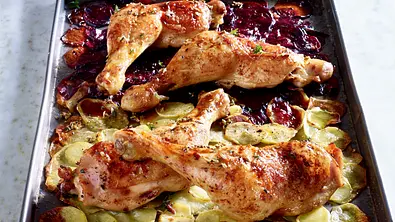 Hähnchenkeulen auf einem Kartoffel-Rote-Bete-Bett Rezept - Foto: LECKER @ Bauer Media Group