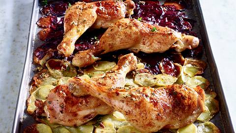 Hähnchenkeulen auf einem Kartoffel-Rote-Bete-Bett Rezept - Foto: House of Food / Bauer Food Experts KG