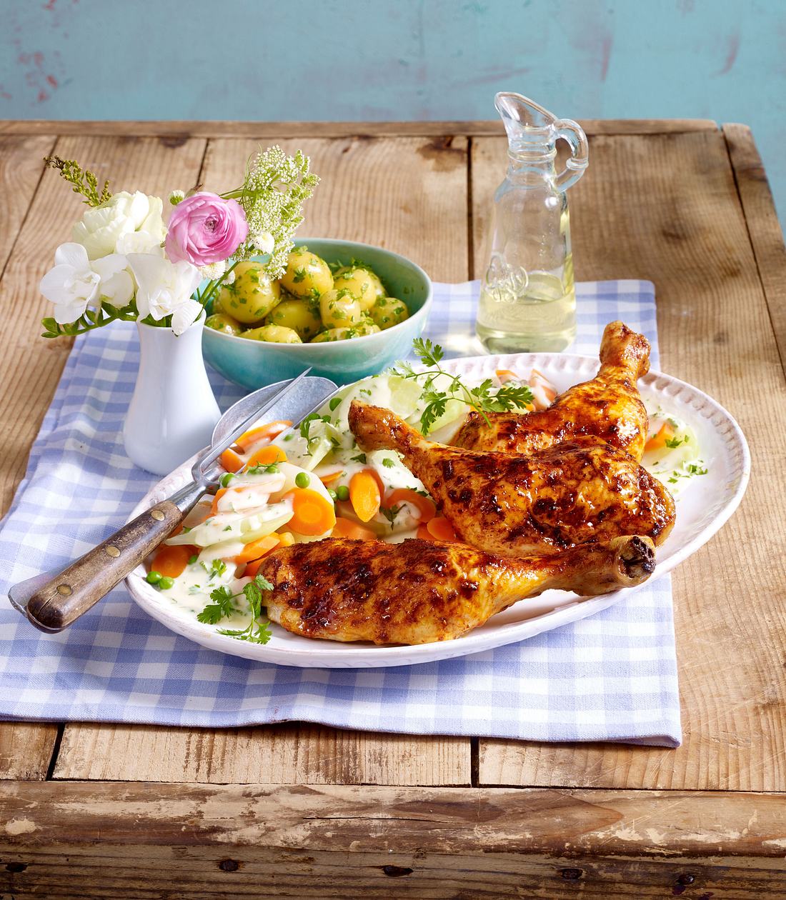 Hähnchenkeulen auf Frühlingsgemüse Rezept | LECKER