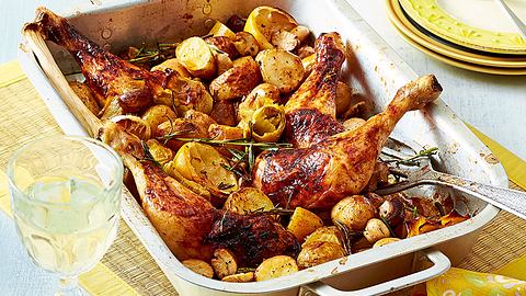 Hähnchenkeulen mit Ofengemüse Rezept - Foto: House of Food / Bauer Food Experts KG