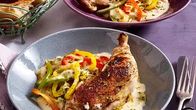 Hähnchenkeulen mit Paprikagemüse Rezept - Foto: LECKER @ Bauer Media Group