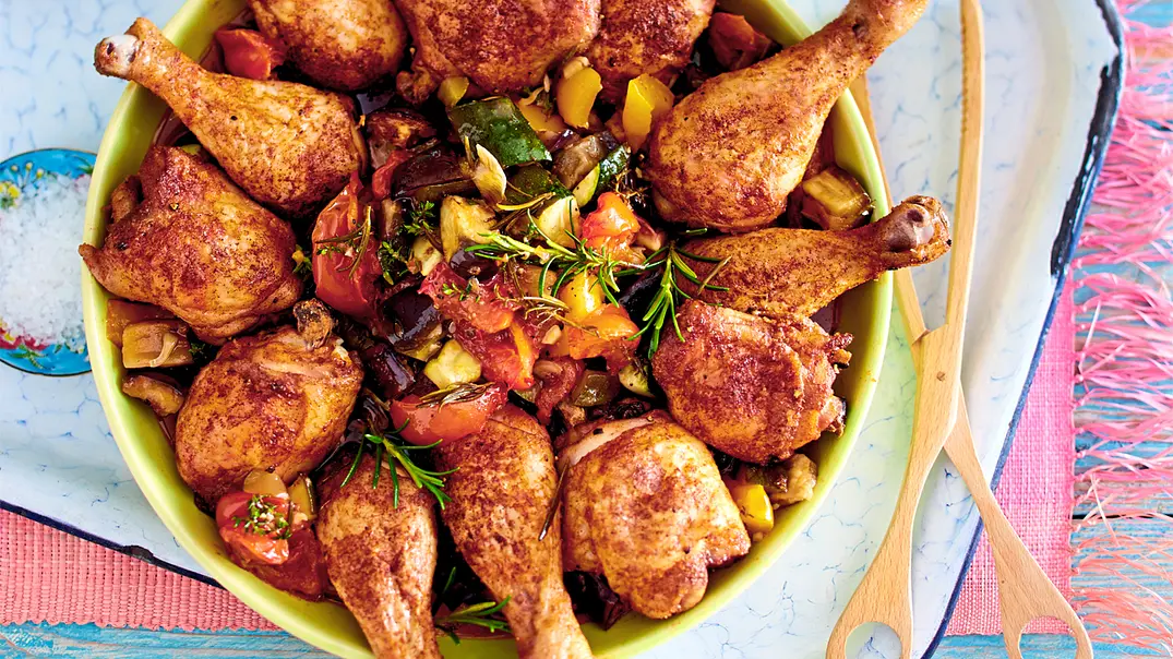 Hähnchenkeulen mit Ratatouille vom Blech Rezept - Foto: LECKER @ Bauer Media Group Hähnchenkeulen mit Ratatouille vom Blech Rezept - Foto: LECKER @ Bauer Media Group