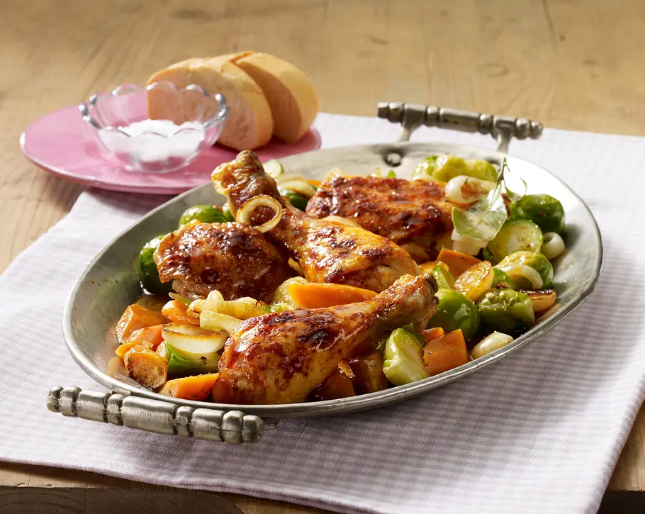 Hähnchenkeulen mit Rosenkohl & Möhren Rezept Hähnchenkeulen mit Rosenkohl & Möhren Rezept