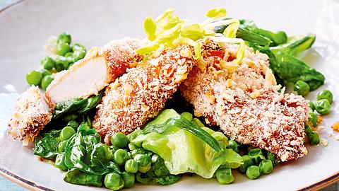Hähnchenknusperschnitzel mit geschmortem Salat Rezept - Foto: House of Food / Bauer Food Experts KG