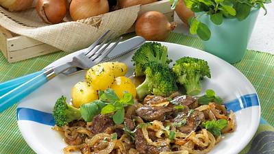 Hähnchenleber mit Schmorzwiebeln Rezept - Foto: Maass