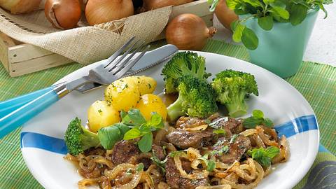 Hähnchenleber mit Schmorzwiebeln Rezept - Foto: Maass
