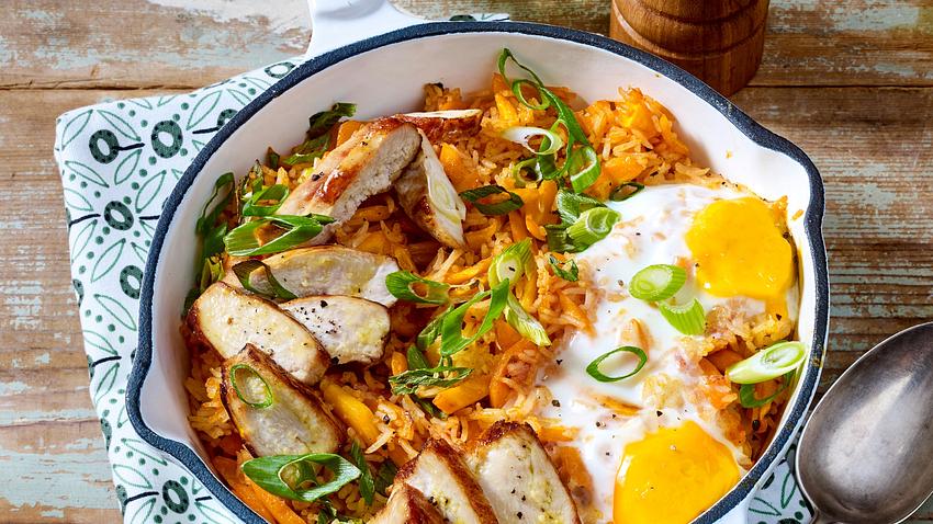 Hähnchenpfanne mit Spiegeleiern Rezept - Foto: House of Food / Bauer Food Experts KG