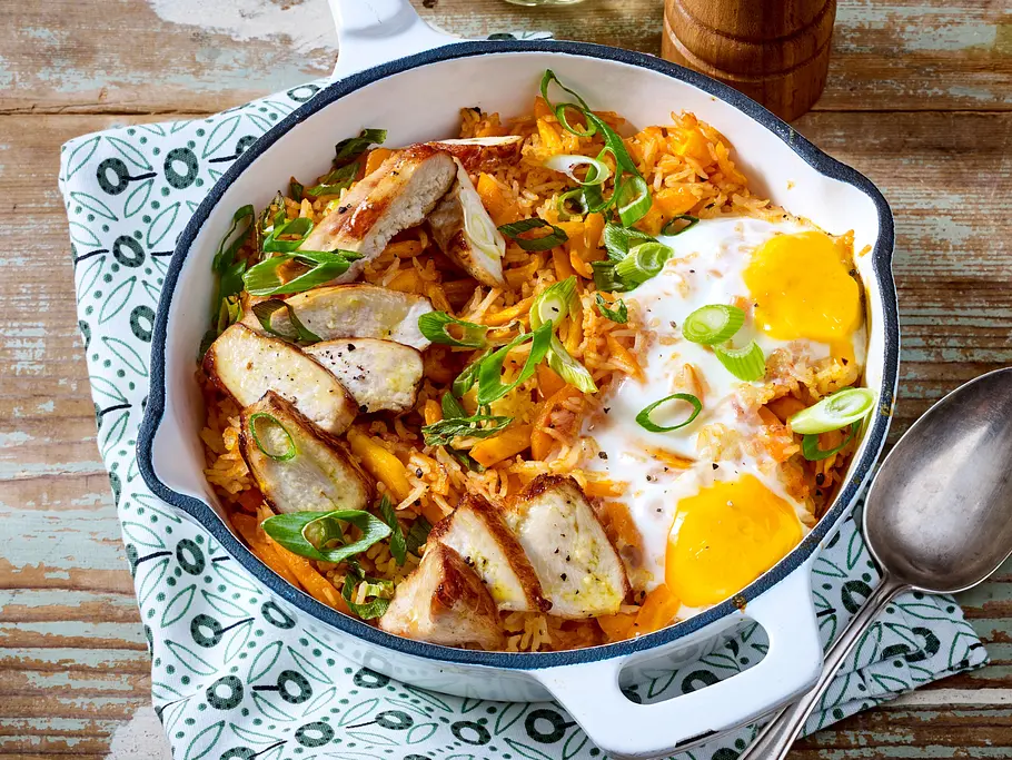 Hähnchenpfanne mit Spiegeleiern Rezept