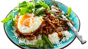 Hähnchenpfanne Thai-Style: Pad Kra Pao Rezept - Foto: LECKER @ Bauer Media Group Hähnchenpfanne Thai-Style: Pad Kra Pao Rezept - Foto: LECKER @ Bauer Media Group