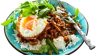 Hähnchenpfanne Thai-Style: Pad Kra Pao Rezept - Foto: LECKER @ Bauer Media Group Hähnchenpfanne Thai-Style: Pad Kra Pao Rezept - Foto: LECKER @ Bauer Media Group