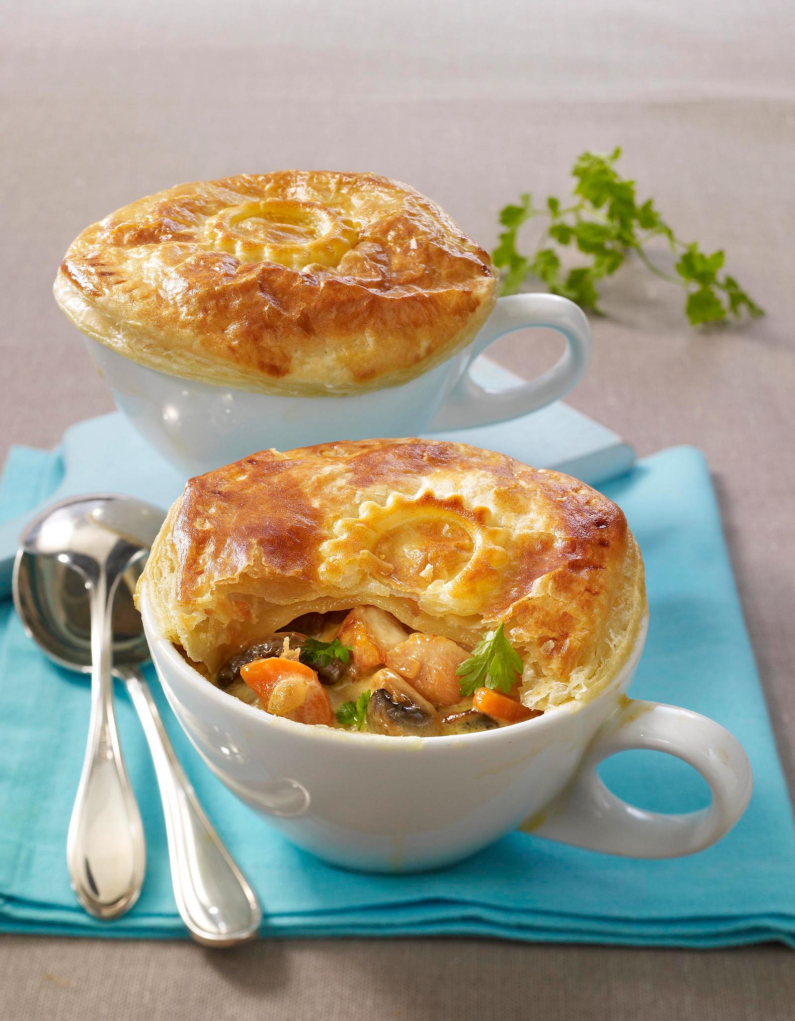 Hähnchenragout unterm Blätterteig Rezept | LECKER Hähnchenragout unterm Blätterteig Rezept | LECKER