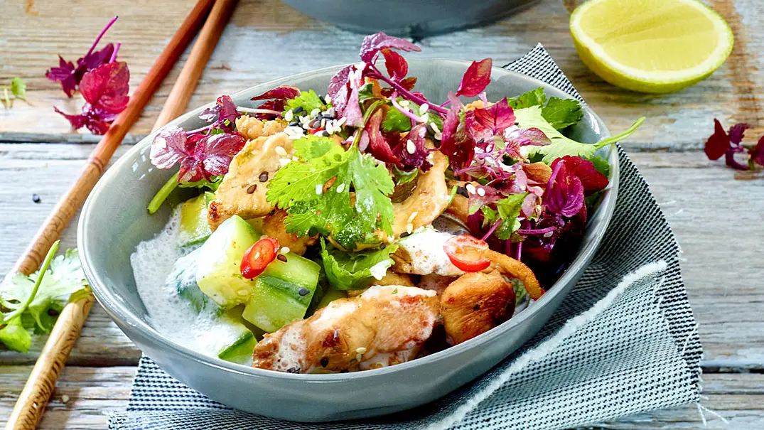 Hähnchensalat mit Gurke und Kokosdressing Rezept - Foto: LECKER @ Bauer Media Group