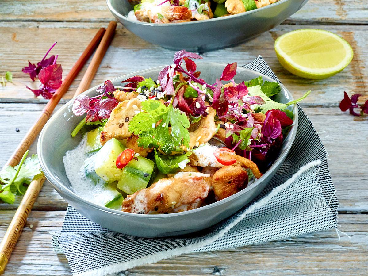 Hähnchensalat mit Gurke und Kokosdressing Rezept