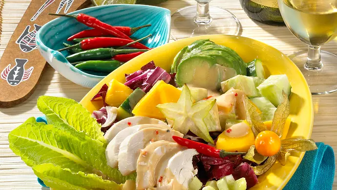 Hähnchensalat mit Sate-Soße Rezept - Foto: LECKER @ Bauer Media Group