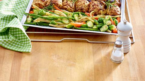Hähnchenschenkel mit gemischtem Gemüse und Kartoffeln Rezept - Foto: House of Food / Bauer Food Experts KG