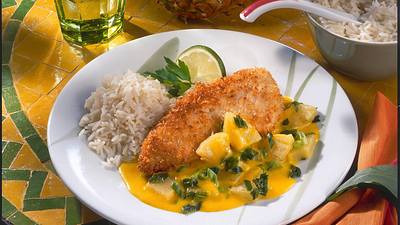 Hähnchenschnitzel mit Curry-Bananensoße Rezept - Foto: LECKER @ Bauer Media Group