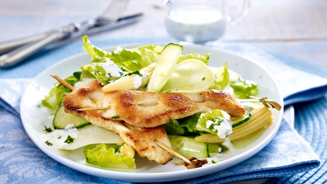 Hähnchenspieß auf buntem Gartensalat mit Kräuter-Schmand-Dressing Rezept - Foto: LECKER @ Bauer Media Group Hähnchenspieß auf buntem Gartensalat mit Kräuter-Schmand-Dressing Rezept - Foto: LECKER @ Bauer Media Group