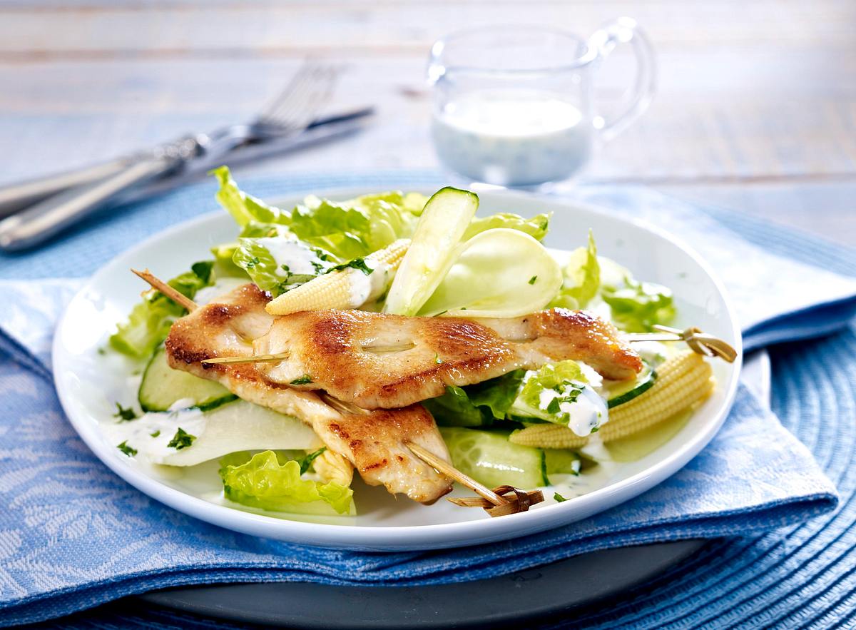 Hähnchenspieß auf buntem Gartensalat mit Kräuter-Schmand-Dressing Rezept