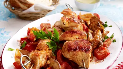 Hähnchenspieße auf Pilz-Paprika-Gemüse Rezept - Foto: LECKER @ Bauer Media Group