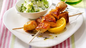 Hähnchenspieße in Honig-Senf-Marinade mit Gurken-Kresse-Salat Rezept - Foto: LECKER @ Bauer Media Group Hähnchenspieße in Honig-Senf-Marinade mit Gurken-Kresse-Salat Rezept - Foto: LECKER @ Bauer Media Group