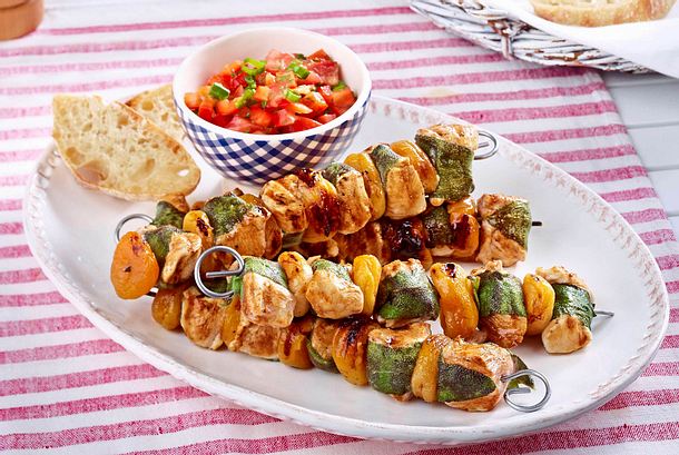 Hähnchenspieße vom Grill mit Tomaten-Salsa Rezept