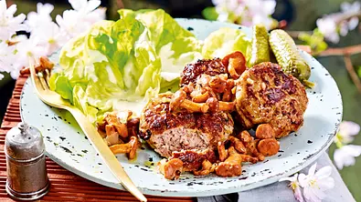 Hakk-Kotletid mit Pfifferlingen und Salat Rezept - Foto: LECKER @ Bauer Media Group