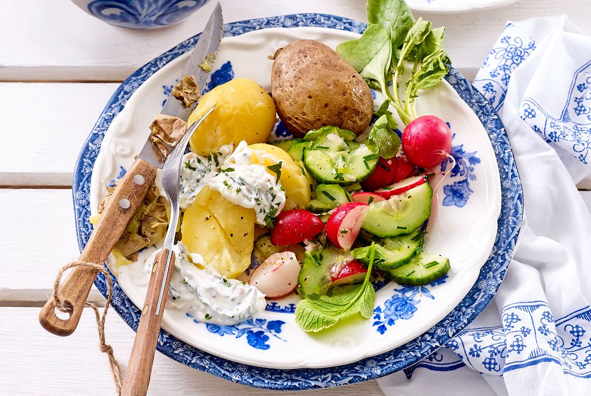 „Halb geschenkt“-Kartoffeln mit Kräuterquark Rezept