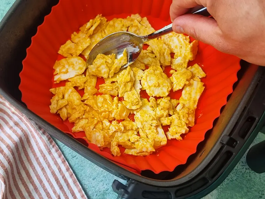 Halloumi Airfryer Halloumi wird in den Garkorb des Airfryers gegeben.