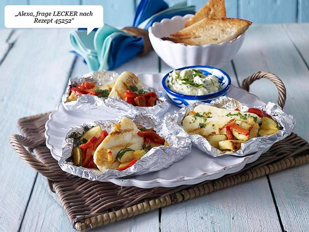 Halloumi-Päckchen mit gerösteter Paprika, Zucchini und Käuterbutter Rezept Halloumi-Päckchen mit gerösteter Paprika, Zucchini und Käuterbutter Rezept
